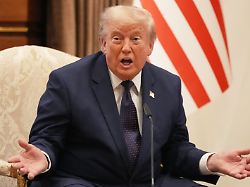 us praesident donald trump gestikuliert waehrend eines bilateralen treffens mit dem tuerkischen praesidenten erdogan auf dem nato gipfel in der tuerkischen hauptstadt 2