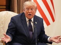 us praesident donald trump gestikuliert waehrend eines bilateralen treffens mit dem tuerkischen praesidenten erdogan auf dem nato gipfel in der tuerkischen hauptstadt