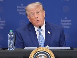us praesident donald trump haelt eine rede bei der umweltschutzbehoerde epa 1