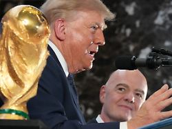 us praesident donald trump haelt eine rede waehrend fifa praesident gianni infantino bei einem empfang im trump tower zuhoert