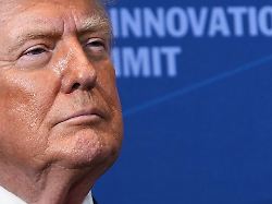 us praesident donald trump hoert im united states army war college waehrend des pennsylvania defense and innovation summit zu