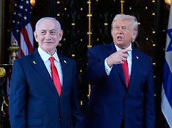 us praesident donald trump r begruesst den israelischen ministerpraesidenten benjamin netanjahu in seinem club mar a lago