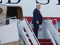 us praesident donald trump steigt in die neue air force one ein einen ehemals im besitz von katar befindlichen jumbojet der zum offiziellen flugzeug des us praesidenten umgebaut wurde 2