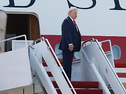 us praesident donald trump steigt in die neue air force one ein einen ehemals im besitz von katar befindlichen jumbojet der zum offiziellen flugzeug des us praesidenten umgebaut wurde