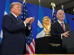 us praesident donald trump und fifa praesident gianni infantino halten bei einem empfang im trump tower in new york eine rede 1