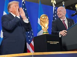 us praesident donald trump und fifa praesident gianni infantino halten bei einem empfang im trump tower in new york eine rede