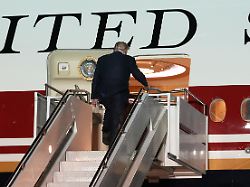 us praesident donald trump wechselt auf dem rueckweg vom nato gipfel in ankara nach washington auf der us luftwaffenbasis raf mildenhall in suffolk das flugzeug