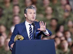 us verteidigungsminister pete hegseth spricht auf dem flugzeugtraeger uss george washington im us marine stuetzpunkt yokosuka zu soldaten und angehoerigen der streitkraefte