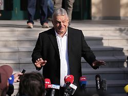 ungarns ministerpraesident viktor orban spricht vor einem wahllokal nach der stimmabgabe