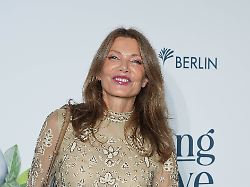 ursula karven bei der premiere vom show falling in love am 11 10 2023 im friedrichstadt palast in berlin