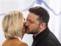 ursula von der leyen l praesidentin der eu kommission begruesst wolodymyr selenskyj praesident der ukraine vor der arbeitssitzung zu den themen welthandel iran und ukraine krieg beim g7 treffen in evian