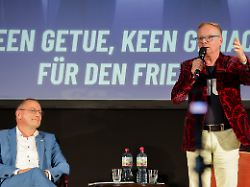 uwe steimle r kabarettist spricht neben tino chrupalla afd bundesvorsitzender auf einer veranstaltung der afd sachsen anhalt