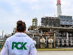 verschiedene anlagen der rohoelverarbeitung auf dem gelaende der pck raffinerie gmbh die raffinerie in schwedt versorgt weite teile des nordostens deutschlands und berlins mit sprit heizoel und kerosin