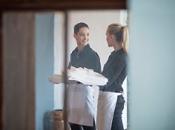 waitresses chatting whilst working modellfreigabe vorhanden 1