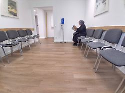 wartezimmer in einer arztpraxis mit einer muslima als partientin wartezimmer waiting room at a doctors office with a muslim woman as a patient waiting room detected source language