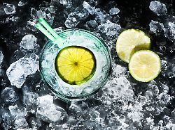 wasser mit geschmack im trend viele getraenke werden mit vitaminen und pflanzenextrakten beworben bieten aber oft nur wenige gesundheitliche vorteile selbstgemacht ist auf jeden fall guenstiger