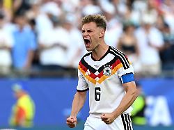 wieder nur wm frust nach seinem treffer im elfmeterschiessen ballte joshua kimmich noch die faeuste