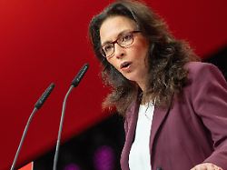 wiedergewaehlte dgb bundesvorsitzende yasmin fahimi haelt ihr grundsatzreferat