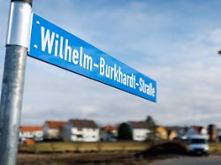 wilhelm burkhardt strasse steht auf einem strassenschild in einem neubauviertel der gemeinde allersberg landkreis roth