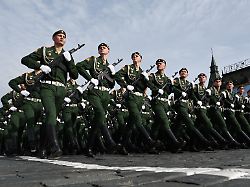 wladimir putin feiert die kuerzeste parade seit dem fall der sowjetunion victory parade on red square militaerparade am 09 05 2026 auf dem roten platz in moskau