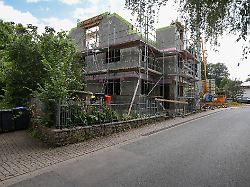 wohnungsbau hausbau im siegerland ein neubau entsteht in einem stadtteil von siegen wohnen im siegerland am 19 07 2026 in siegen deutschland