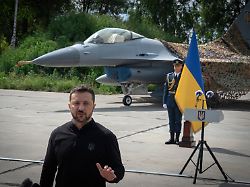 wolodymyr selenskyj praesident der ukraine beantwortet fragen der medien vor einem der f 16 kampfjets der ukrainischen luftwaffe