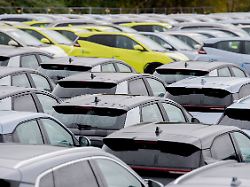 zahlreiche neue elektrofahrzeuge von byd stehen auf einem parkplatz im hafengebiet 1