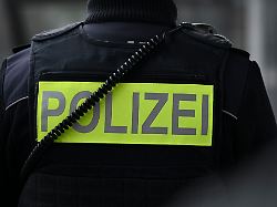 zwei bundespolizisten stehen waehrend eines foto termins mit der deutschen presse agentur auf einem gleis des bahnhofs in kehl und warten auf den einfahrenden zug um eine kontrolle durchzufuehren