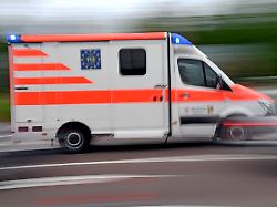 zwei menschen kommen nach einem autounfall in cloppenburg ins krankenhaus