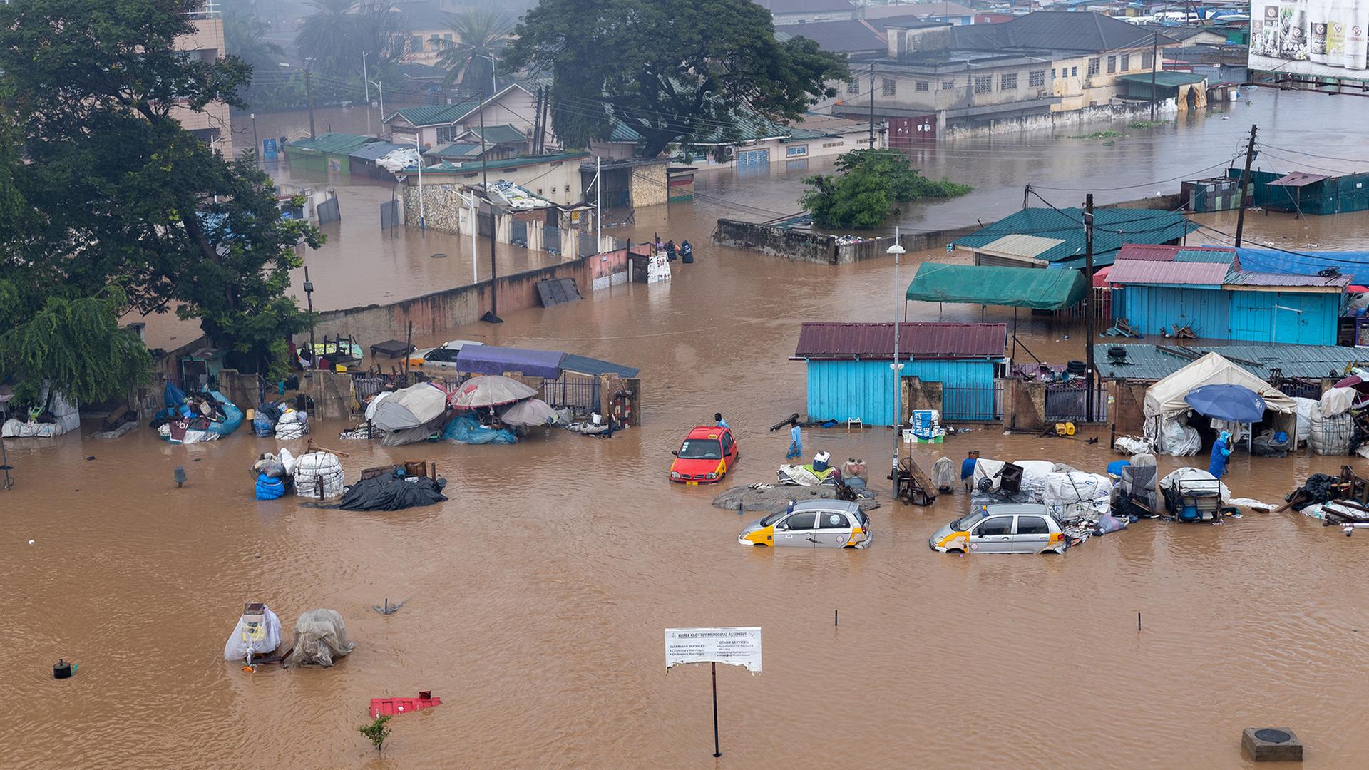 accra ghana ueberschwemmung 100