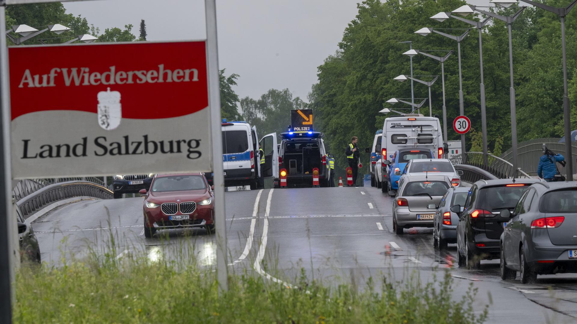 autos grenzuebergang 100