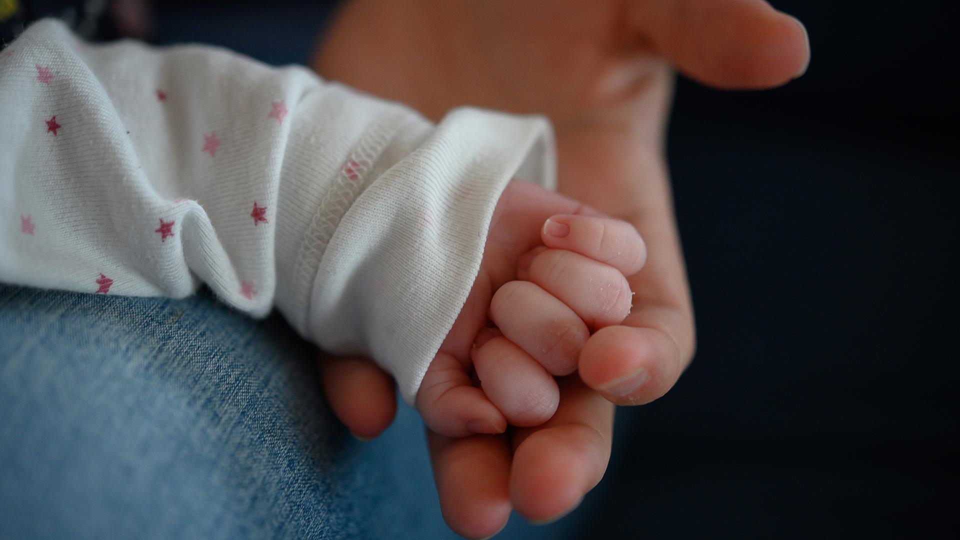 baby hand 104