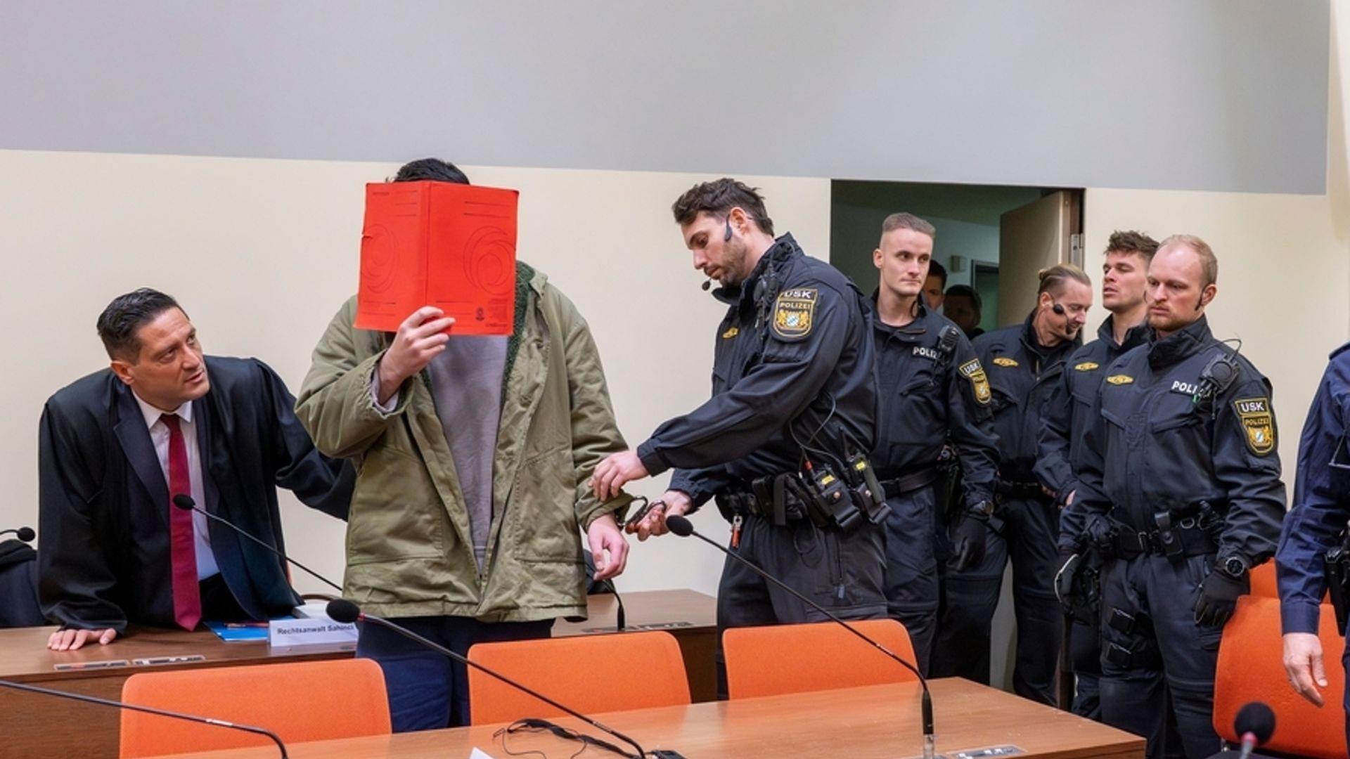 br der angeklagte am ersten verhandlungstag im januar die bundesanwaltschaft fordert lebenslange haft archivbild 100