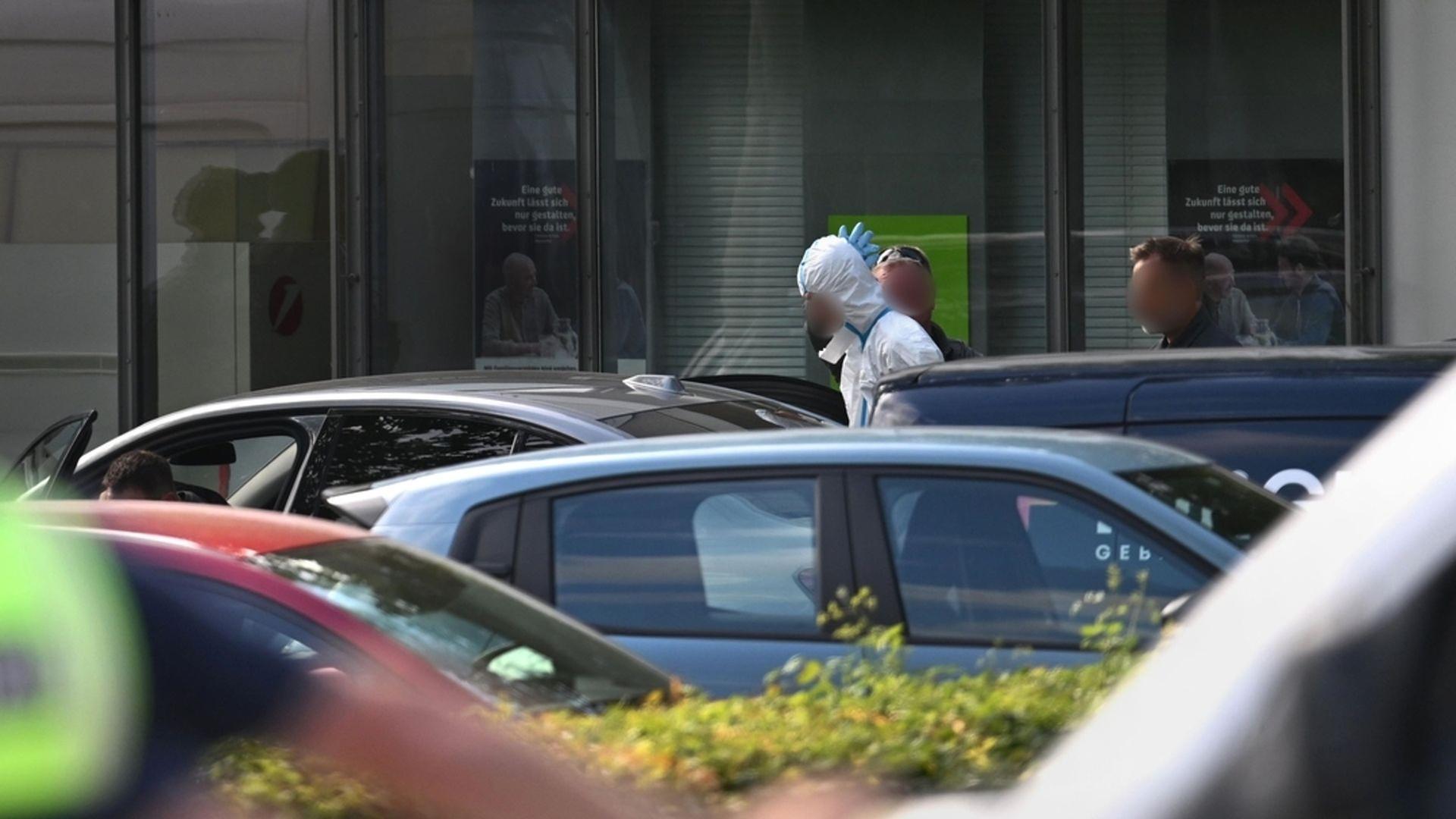 br nach dem toedlichen angriff auf einen bankmitarbeiter in regensburg ist der mutmassliche taeter in ein psychiatrisches krankenhaus verlegt worden 100