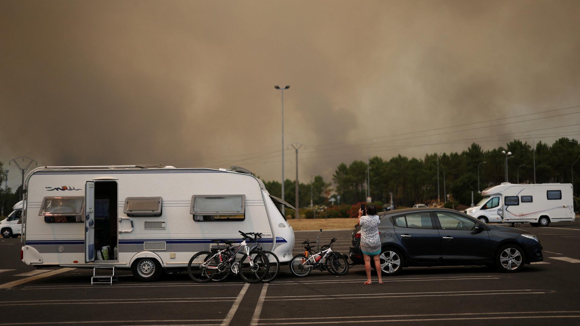 camper waldbrand frankreich 100