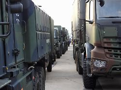 cntv soldaten in uniform kampfbereit mit schwerem verteidigungs waffen im einsatz bei der bundeswehruebung in hamburg red storm bravo im hamburg hafen vom 25 bis zum 27