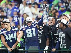 die spieler von seattle seahawks gewinnen die vince lombardi trophy eric saubert 81 seattle seahawks new england patriots vs seattle seahawks super bowl lx football nfl 08 02