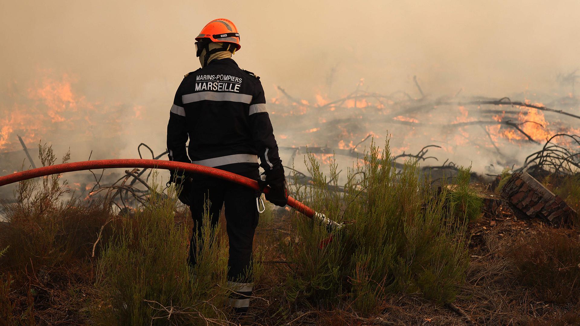 feuerwehrmann beobachtet flammen 100