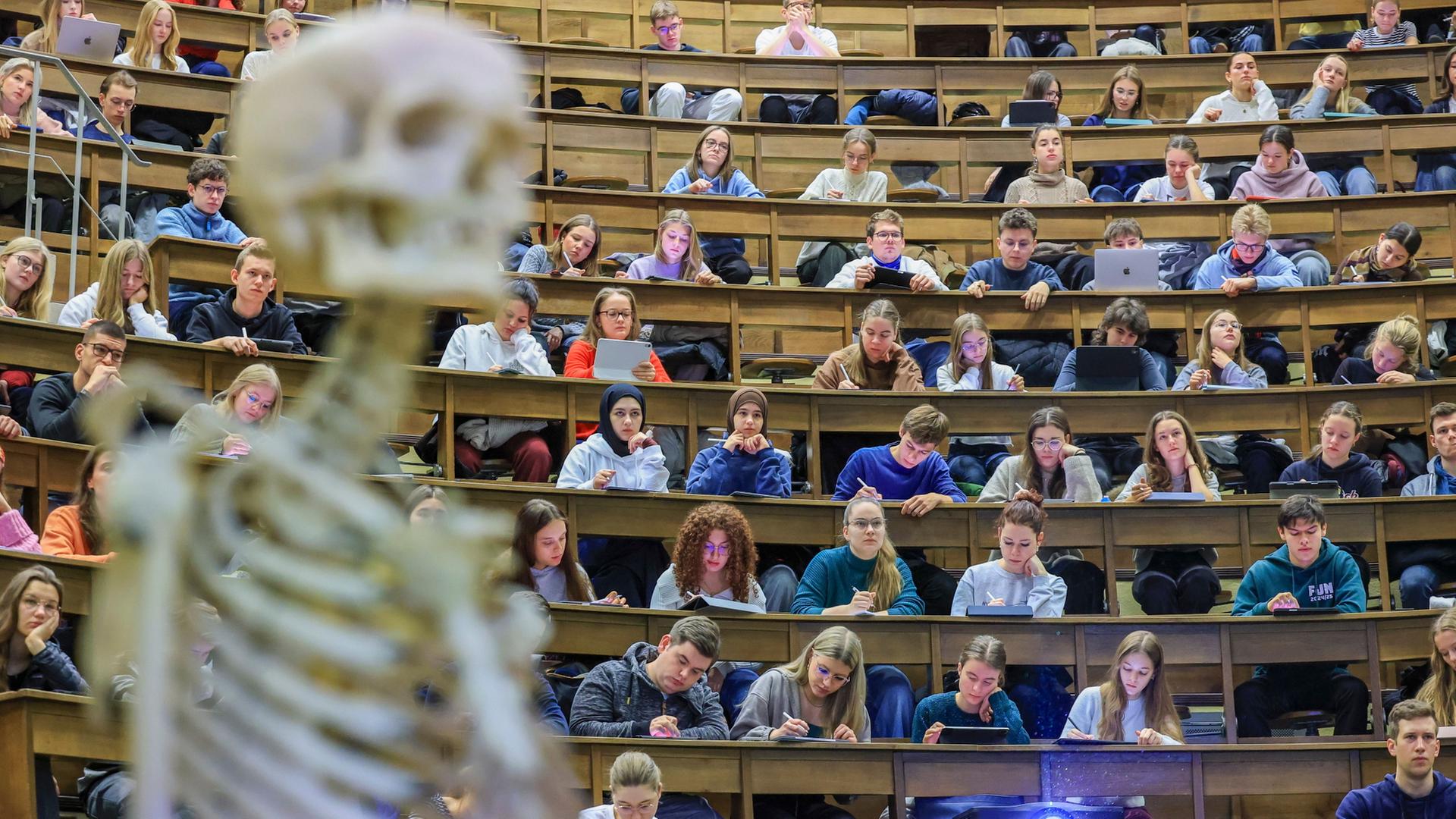hoersaal studenten skelett 100