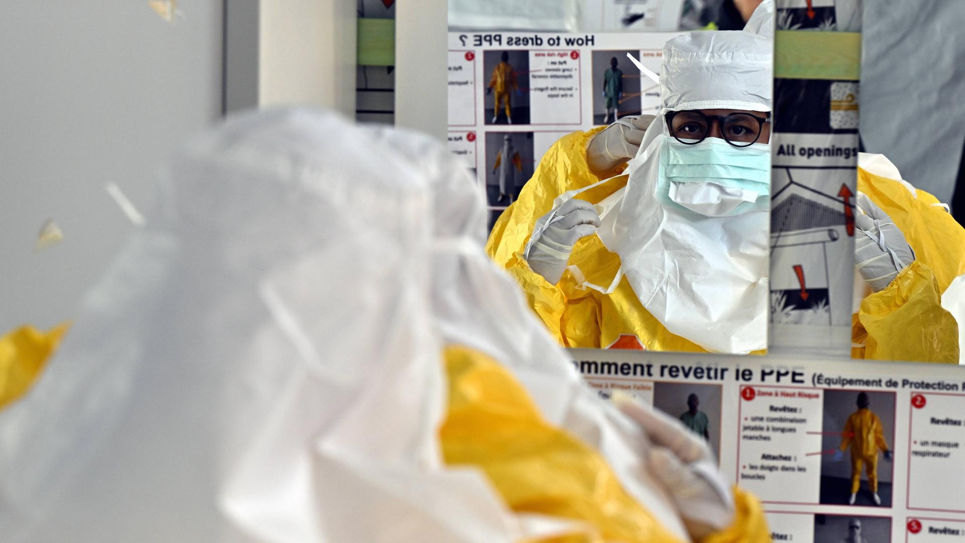 hr ein arzt bereitet sich auf die behandlung eines ebola patienten vor die krankheit ist hoch ansteckend archivfoto 100