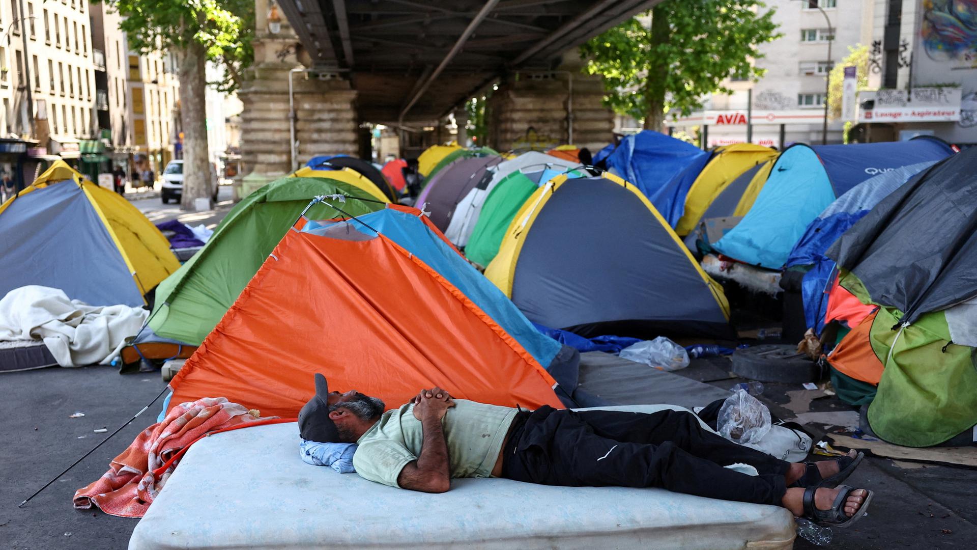 migranten lager paris 100