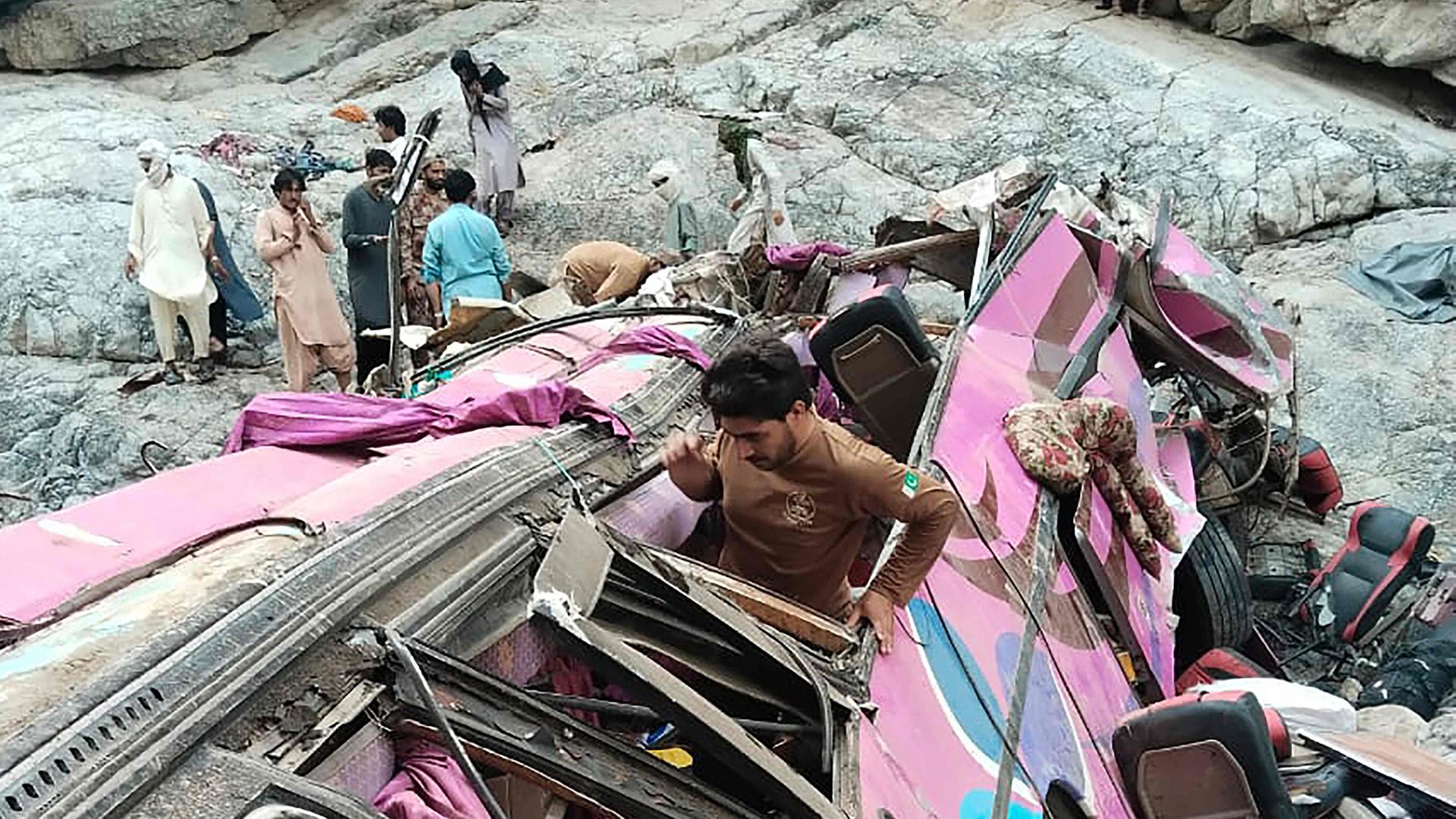 pakistan busunfall 104
