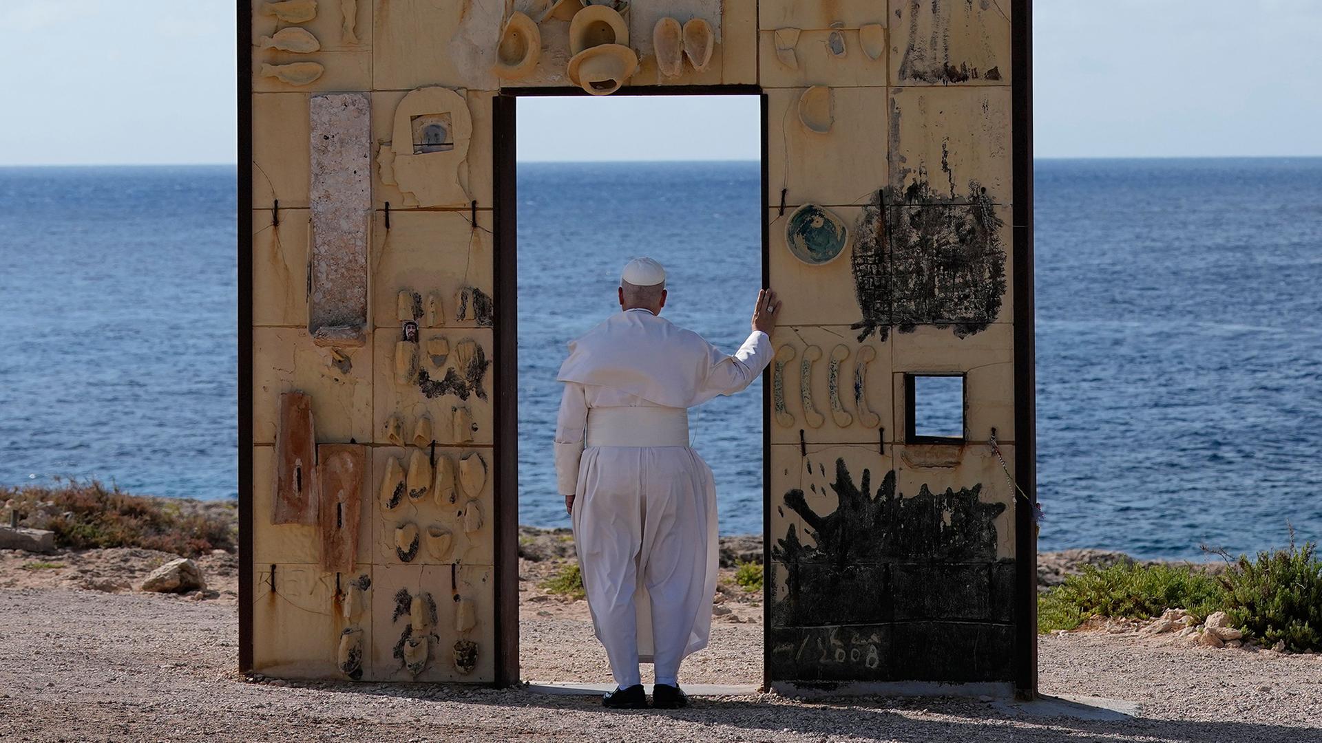 papst lampedusa denkmal 100