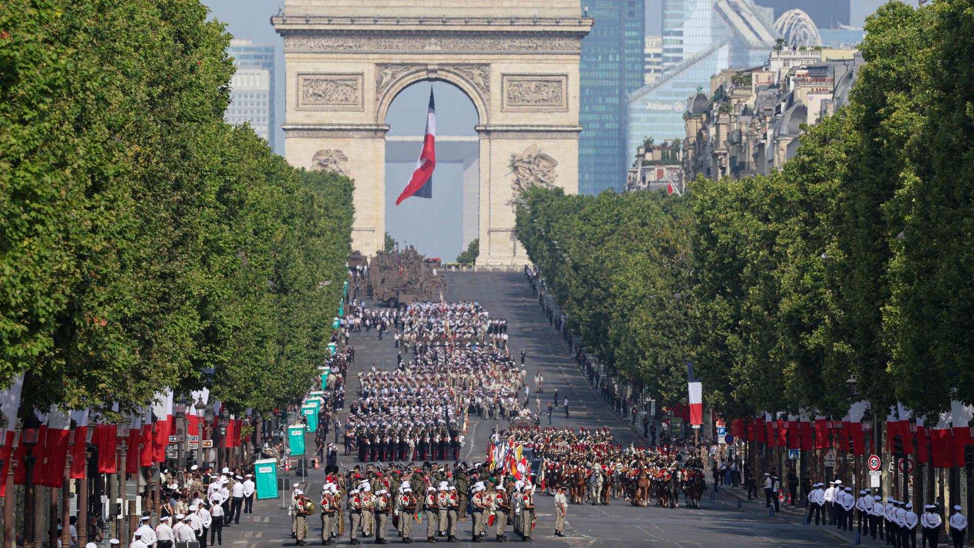 paris parade 100
