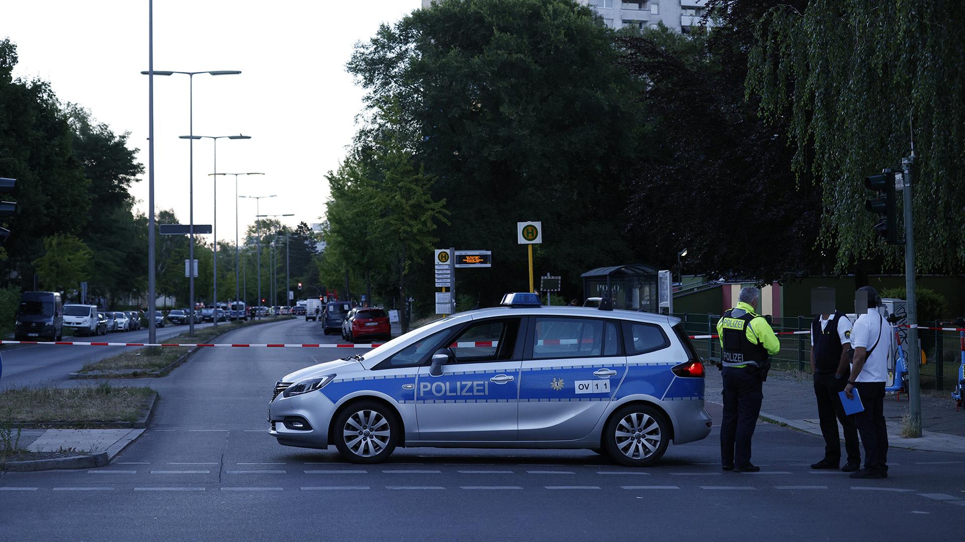 rbb abgesperrte strasse nach geiselnahme in berlin marienfelde 100
