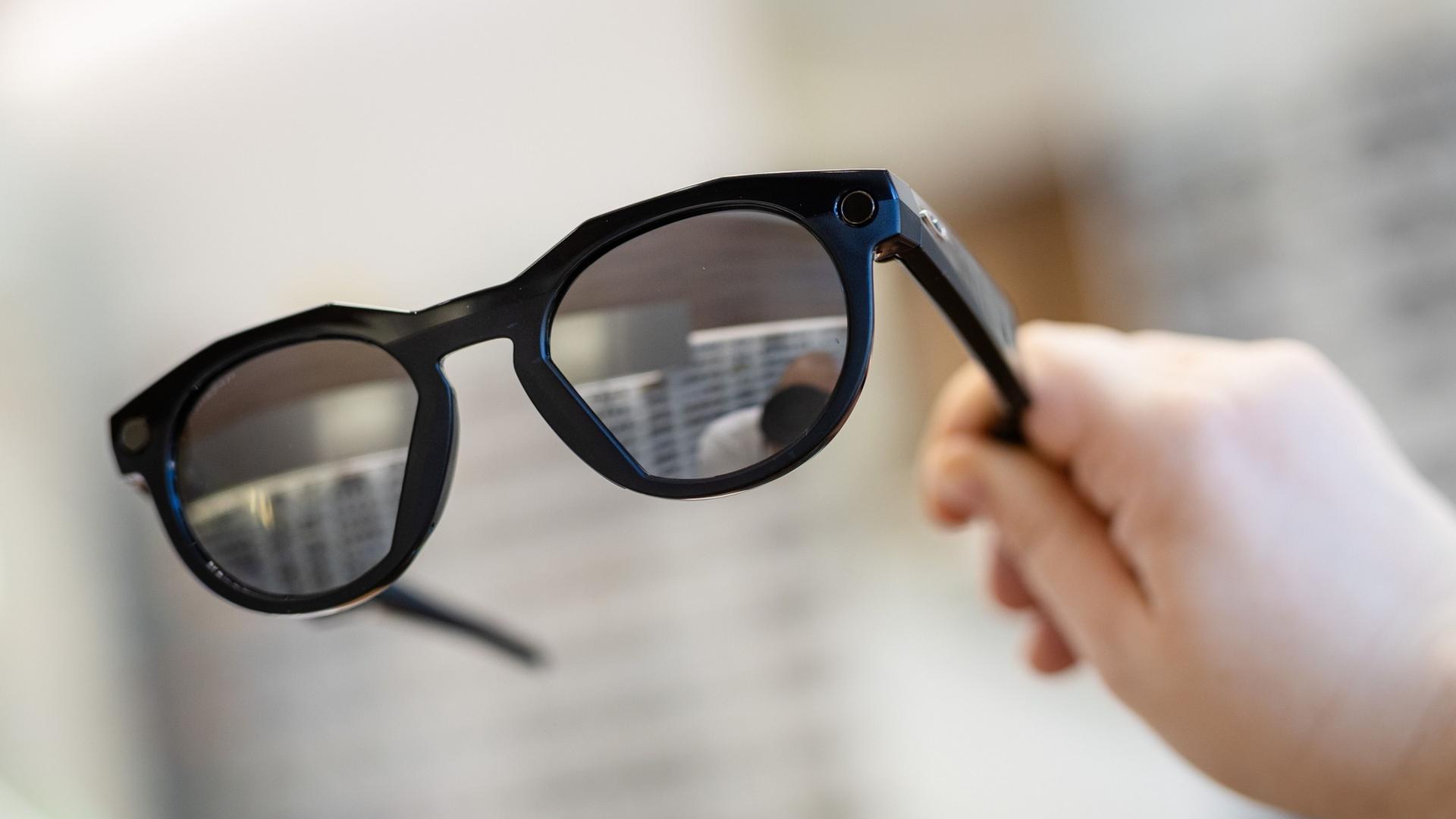 smart glasses 104