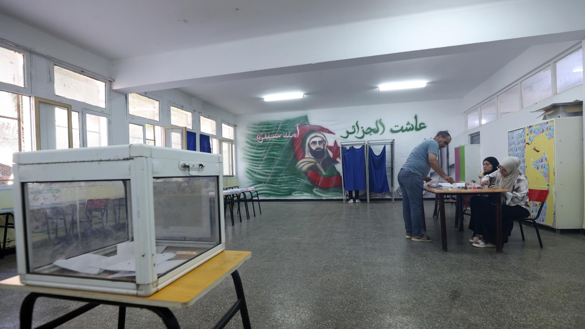 wahllokal algerien 100