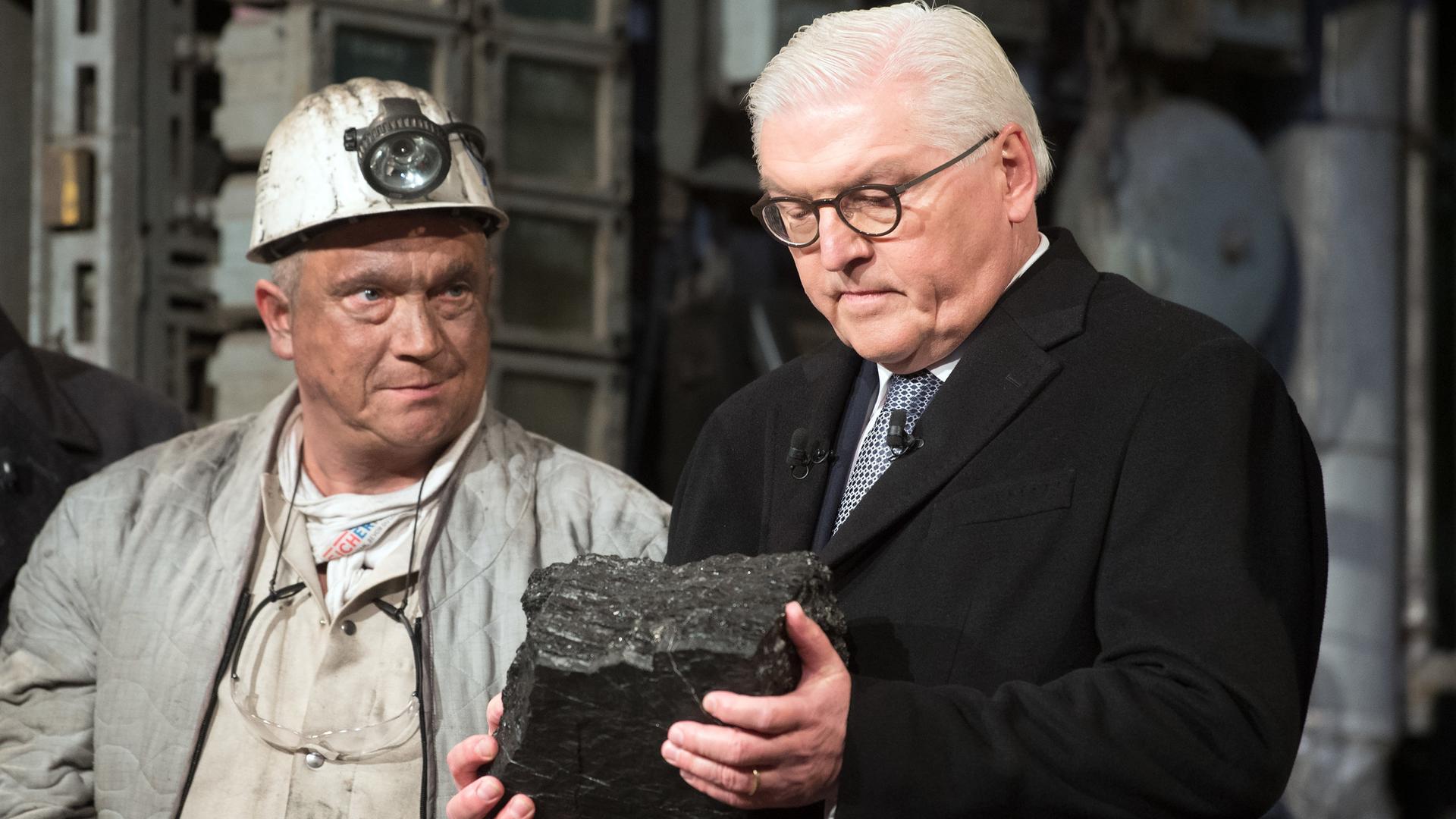 wdr bundespraesident frank walter steinmeier haelt das letzte stueck steinkohle in den haenden das in deutschland gefoerdert wurde 100