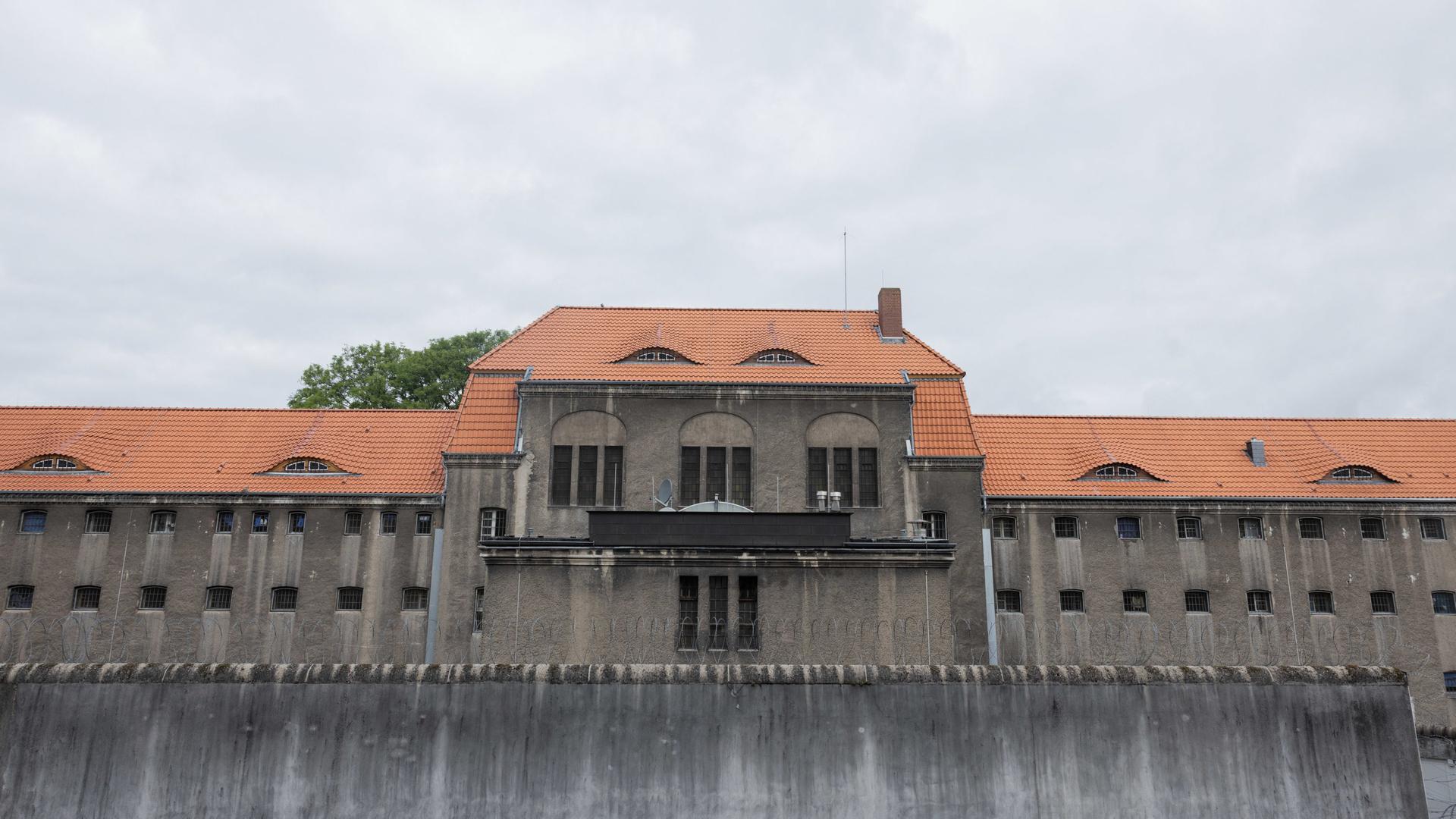 wdr die fassade der justizvollzugsanstalt willich 1 dem maennertrakt 100