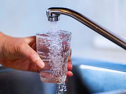 03 01 2024 trinkwasser laeuft aus dem wasserhahn in einer kueche in bad woerishofen bayern in ein glas 03 01 2024 wasser aus dem wasserhahn 03 01